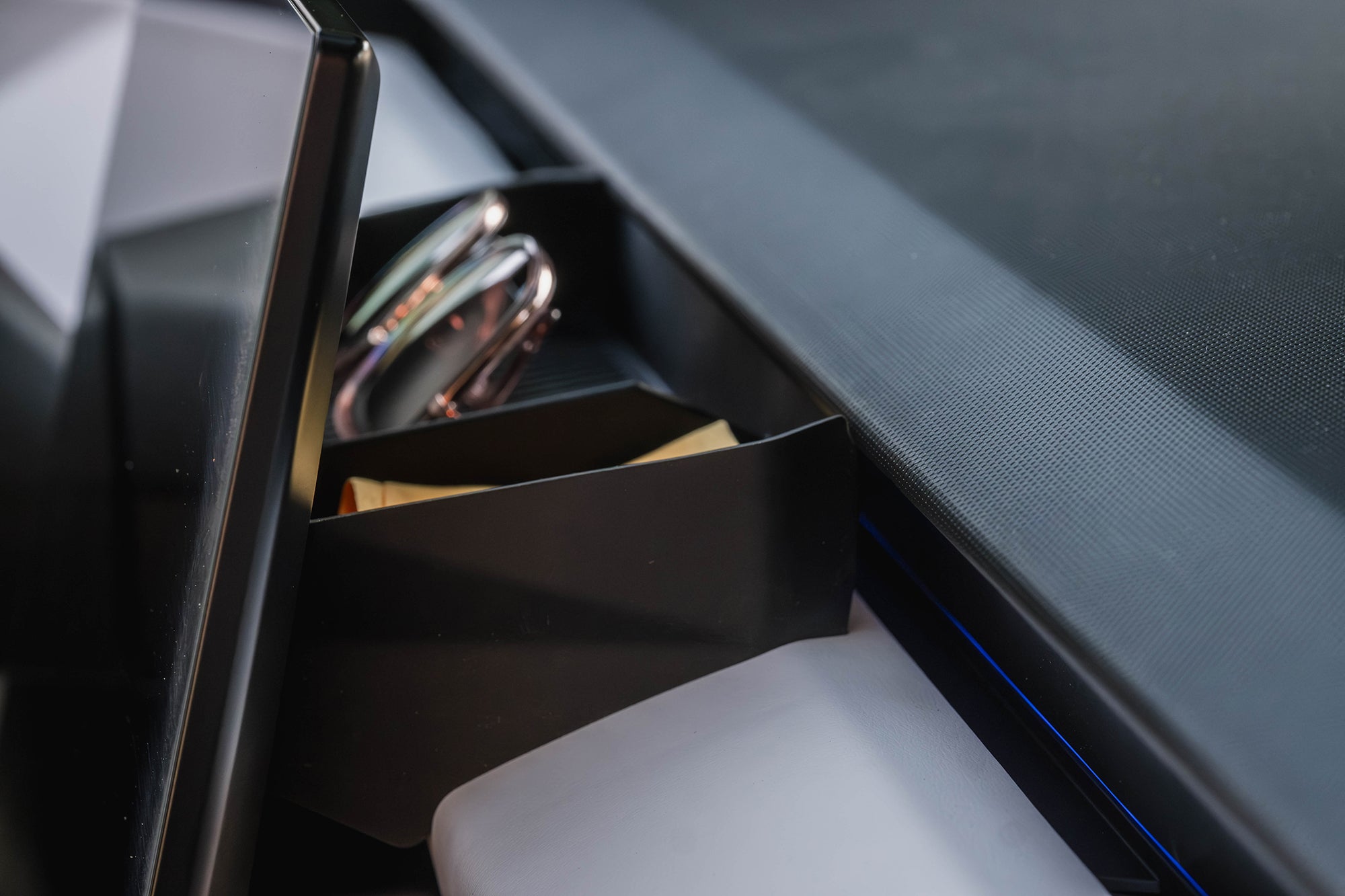 Tesla Cybertruck Behind Screen Storage Tray (Non-slip)