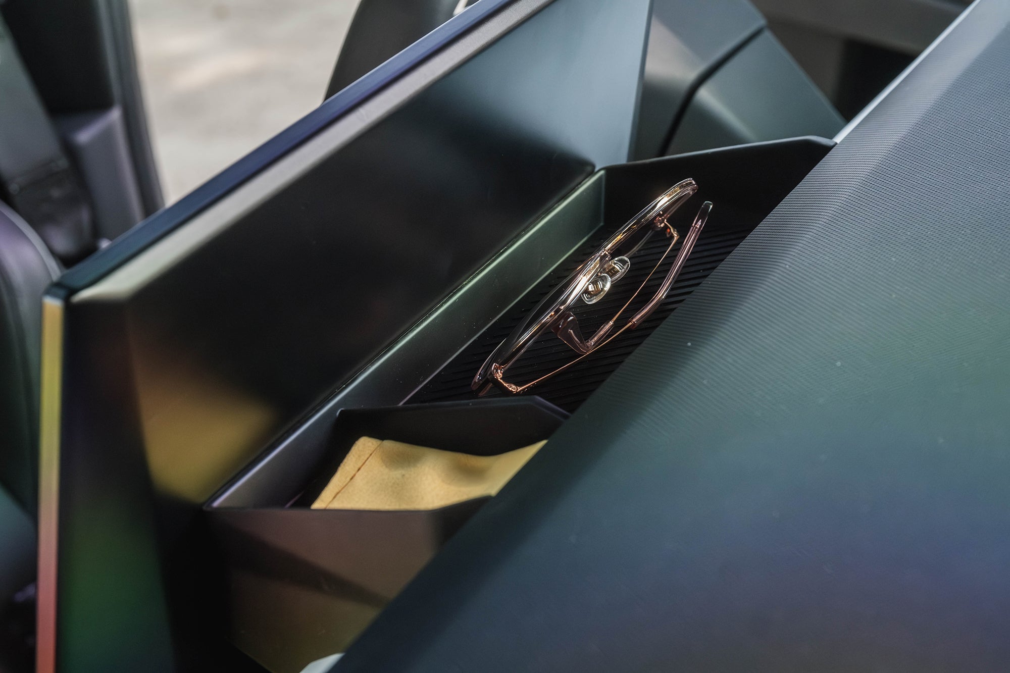 Tesla Cybertruck Behind Screen Storage Tray (Non-slip)