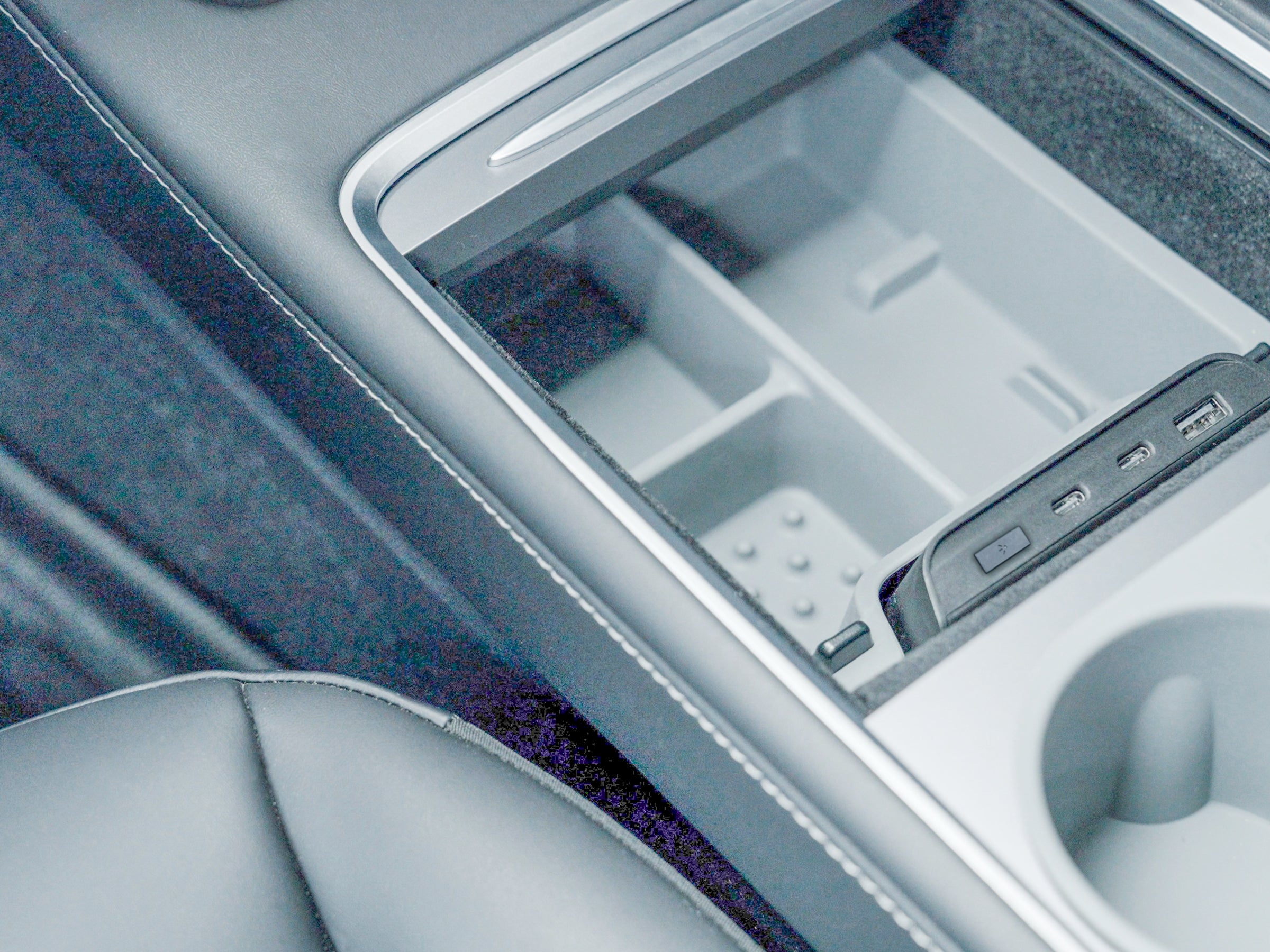 Tesla Model Y & 3 USB Hub with LED (2023-2022)